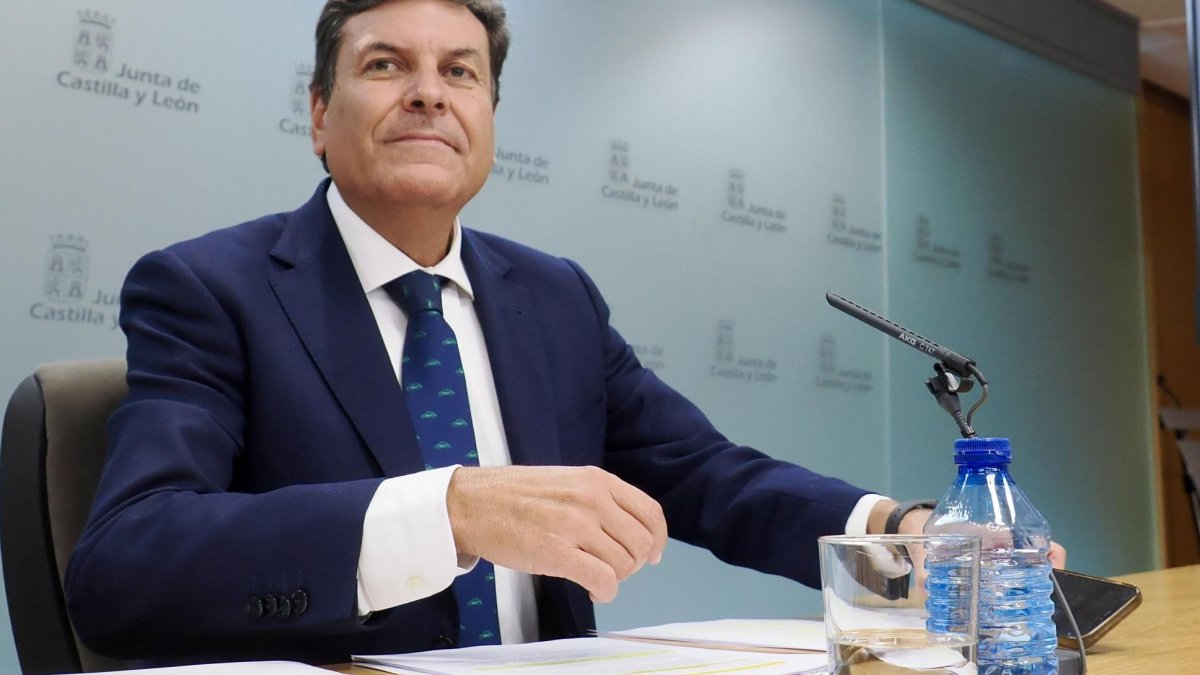 El consejero de Economía y Hacienda y portavoz, Carlos Fernández Carriedo, comparece en rueda de prensa posterior al Consejo de Gobierno