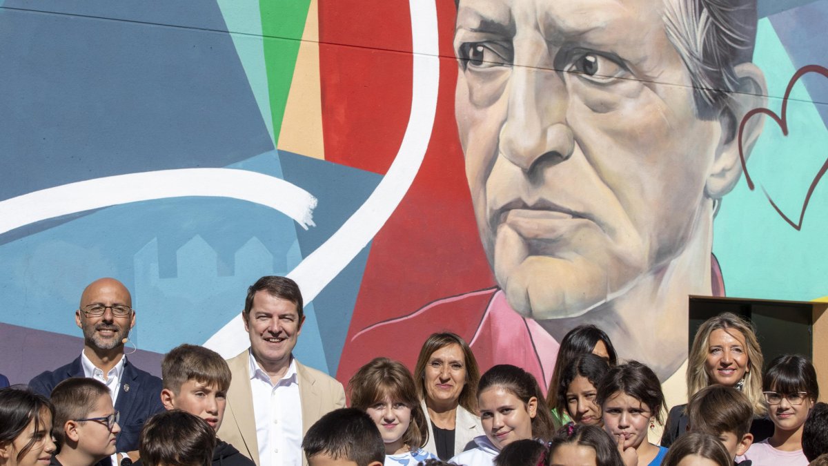 David Sánchez, Alfonso Fernández Mañueco, Rocío Lucas y Alicia García junto a los alumnos en el mural de Adolfo Suárez en Fontiveros.