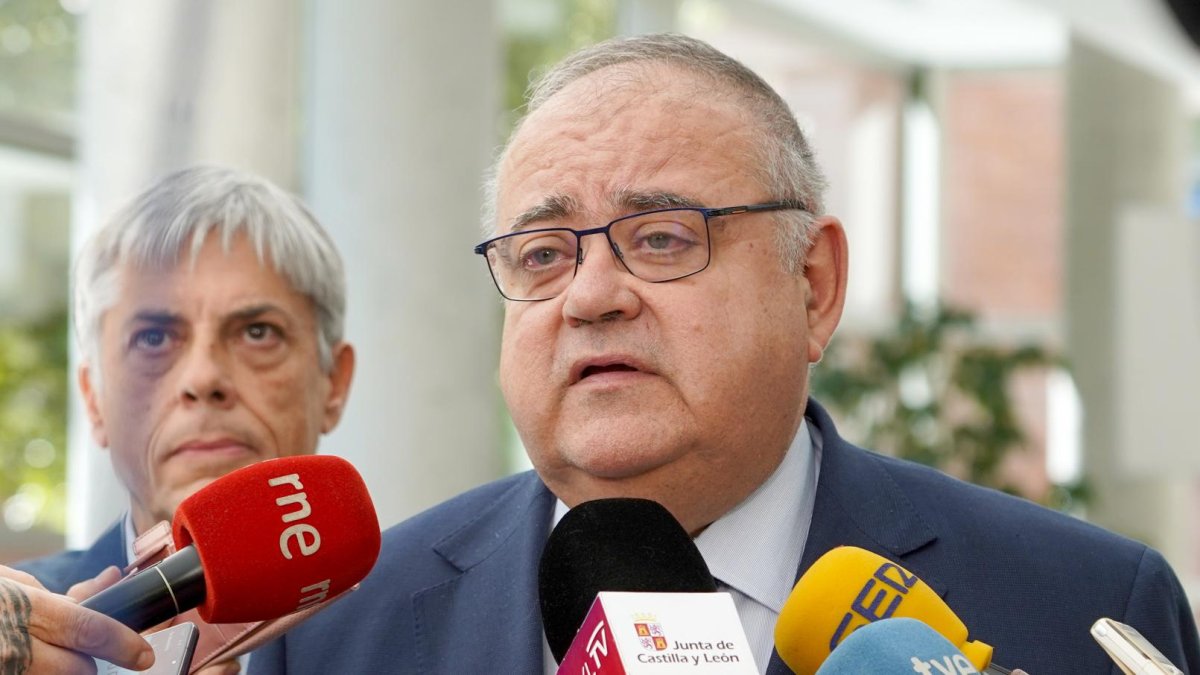 El consejero de Sanidad, Alejandro Vázquez, informa sobre la situación del Servicio de Oncología en el Hospital El Bierzo