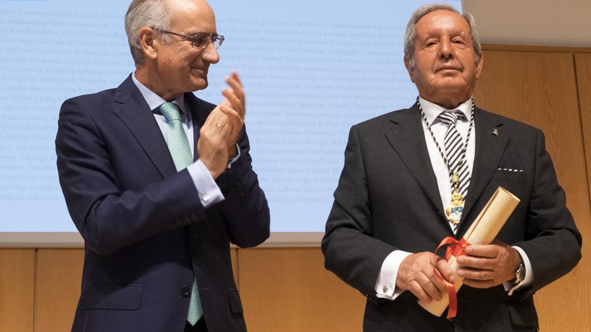 Javier Iglesias entrega la Medalla de Oro de la provincia de Salamanca al Bolsín Taurino de Ciudad Rodrigo.