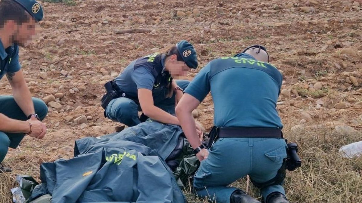 Momento en el que los agentes de la Guardia Civil atienden a la anciana desaparecida tras localizarla.