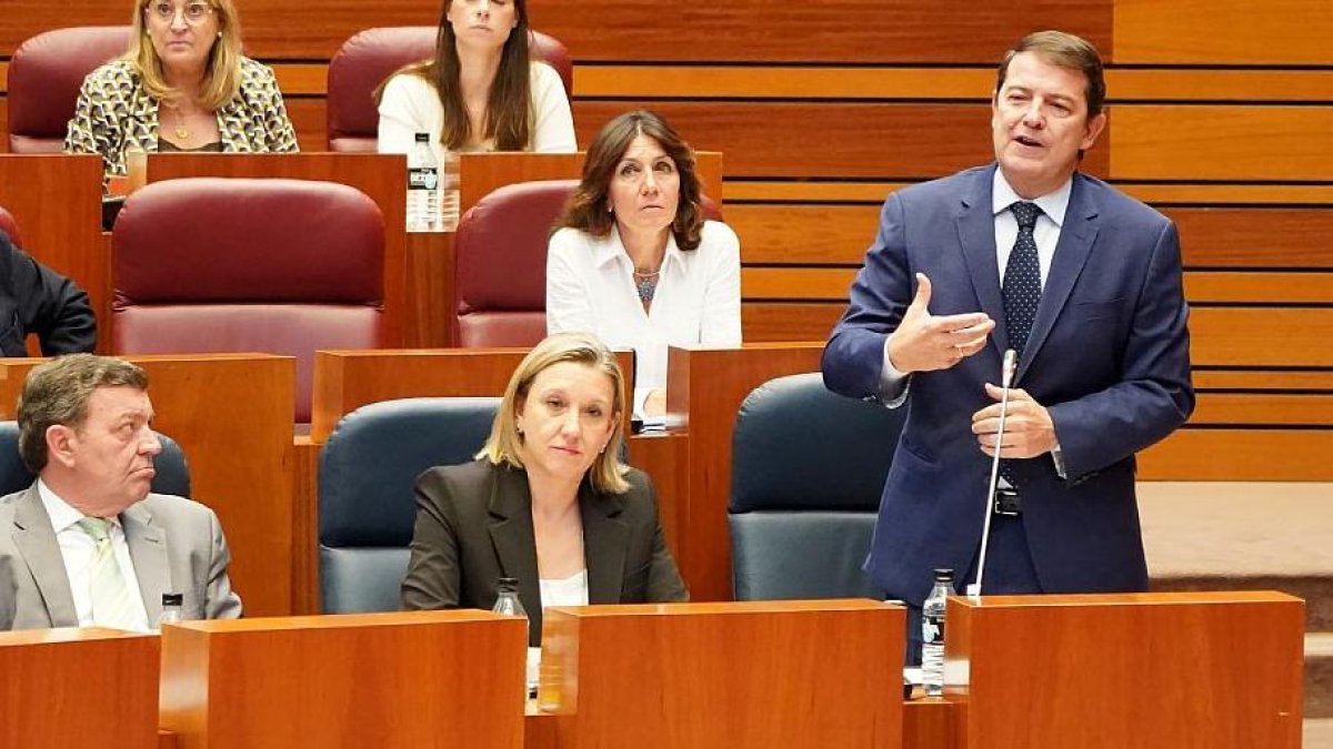 El presidente de la Junta, Alfonso Fenández Mañueco, durante el Pleno de las Cortes de Castilla y León.