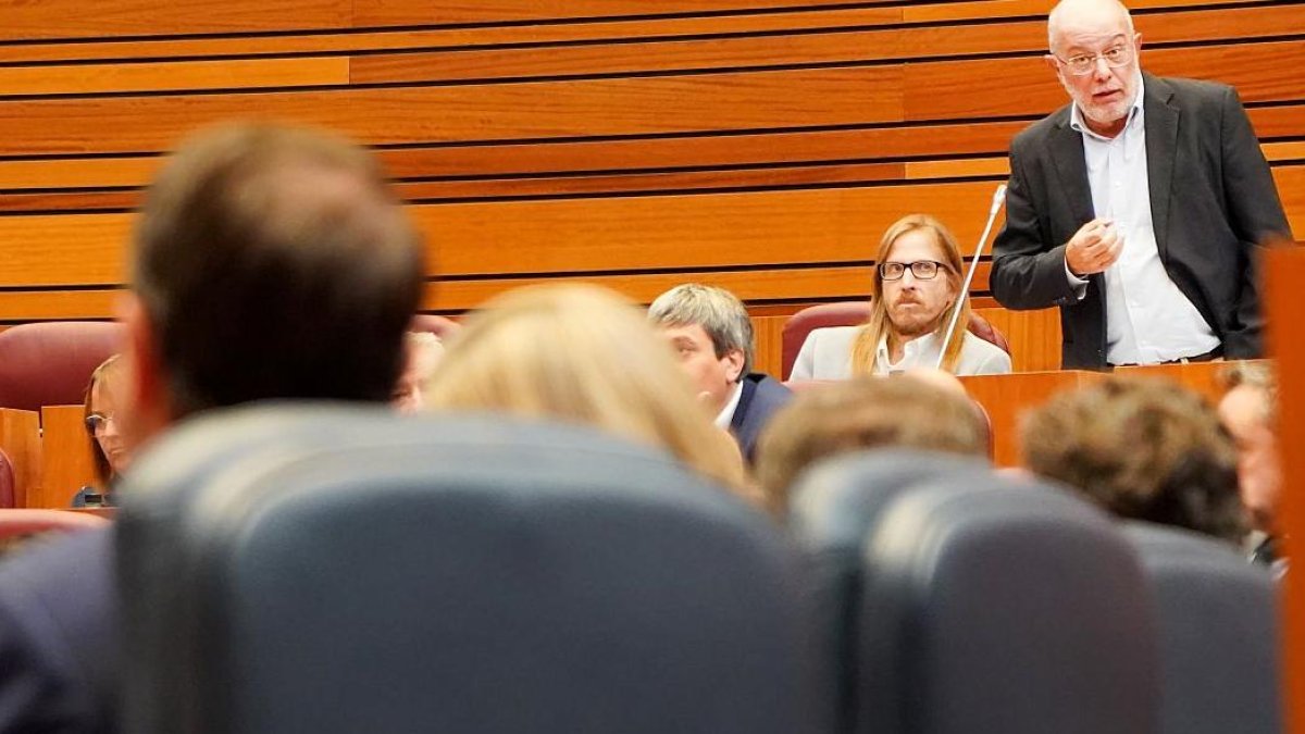 Mañueco soporta sentado en su escaño la intervención de Igea. ICAL