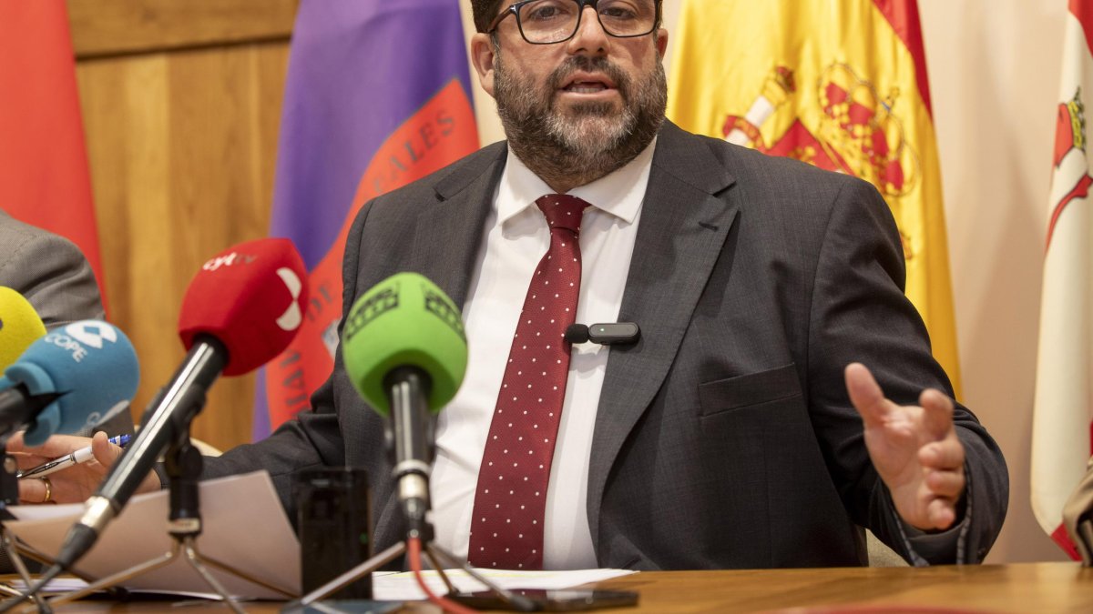 El alcalde de Ávila, Jesús Manuel Sánchez Cabrera, presenta el proyecto de ordenanzas y presupuestos municipales para 2025.