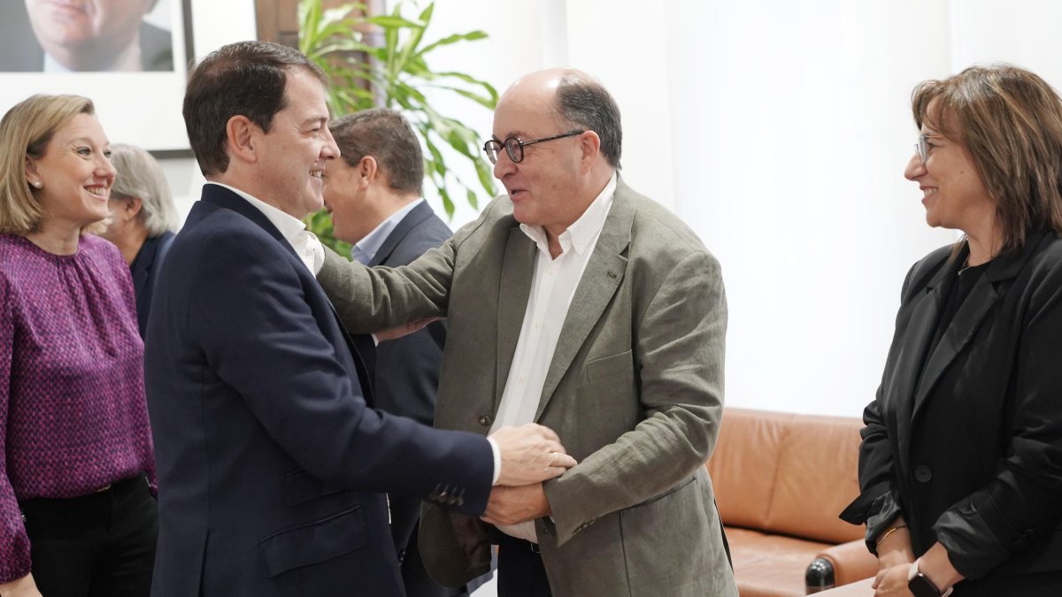 El presidente de la Junta de Castilla y León, Alfonso Fernández Mañueco, mantiene un encuentro con asociaciones y entidades del tercer sector.