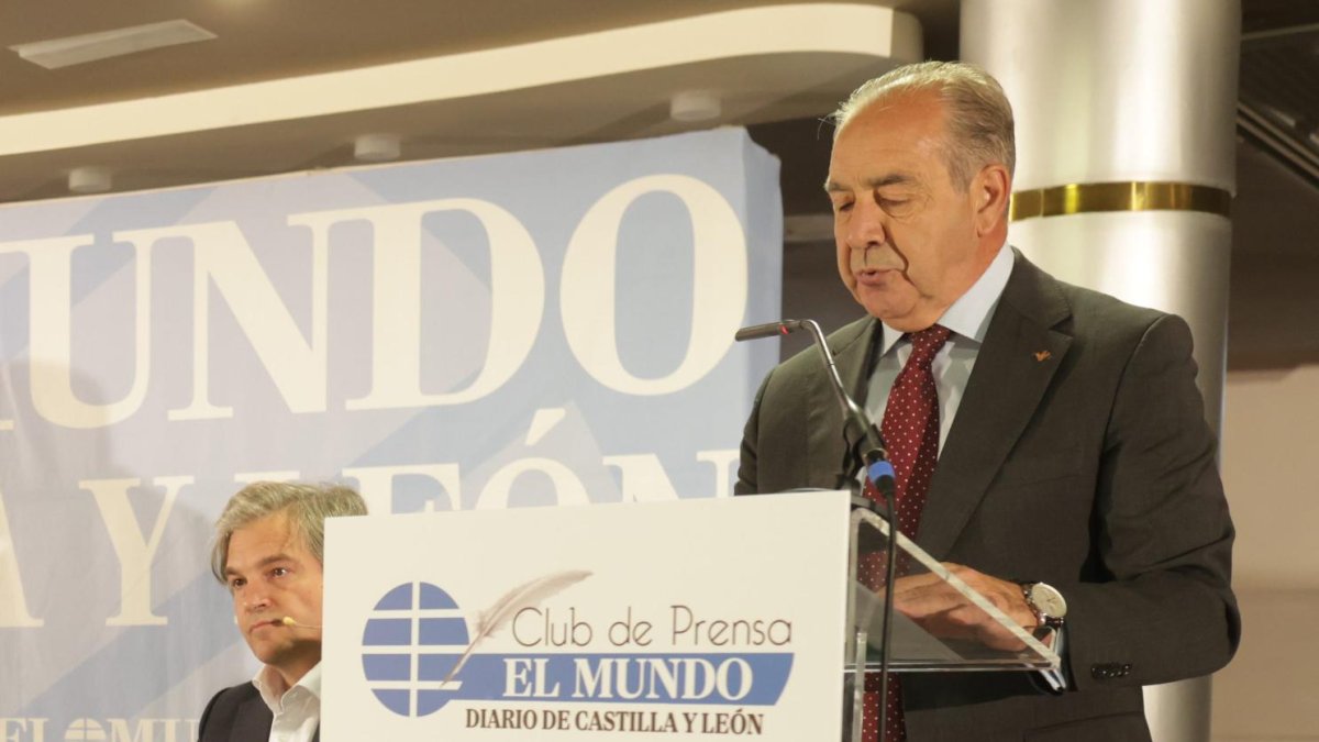 El director general de Caja Rural Zamora, Cipriano García, presenta el foro