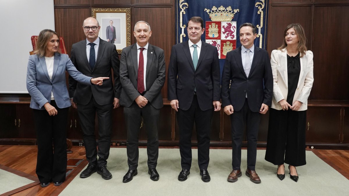 El presidente de la Junta de Castilla y León, Alfonso Fernández Mañueco, y la consejera de Educación, Rocío Lucas, se reúnen con los rectores de las universidades públicas de la Comunidad.