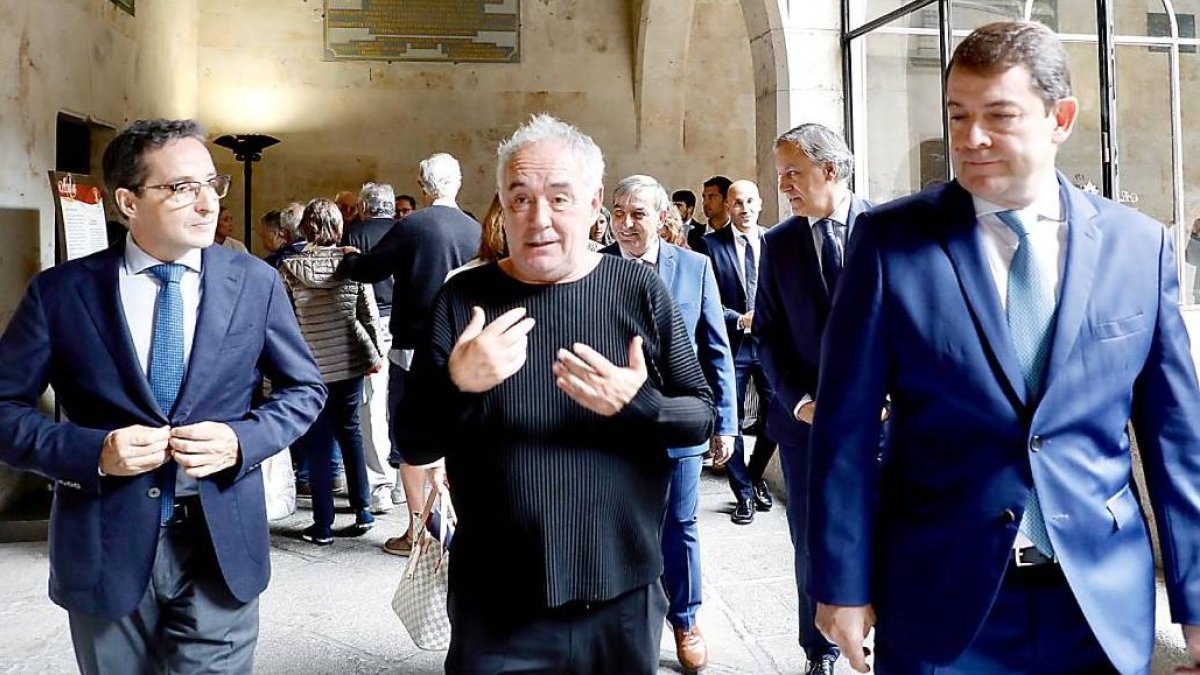 Juan Manuel Corchado, Ferran Adrià y Alfonso Fernández Mañueco durante el encuentro en la Universidad de Salamanca. ICAL