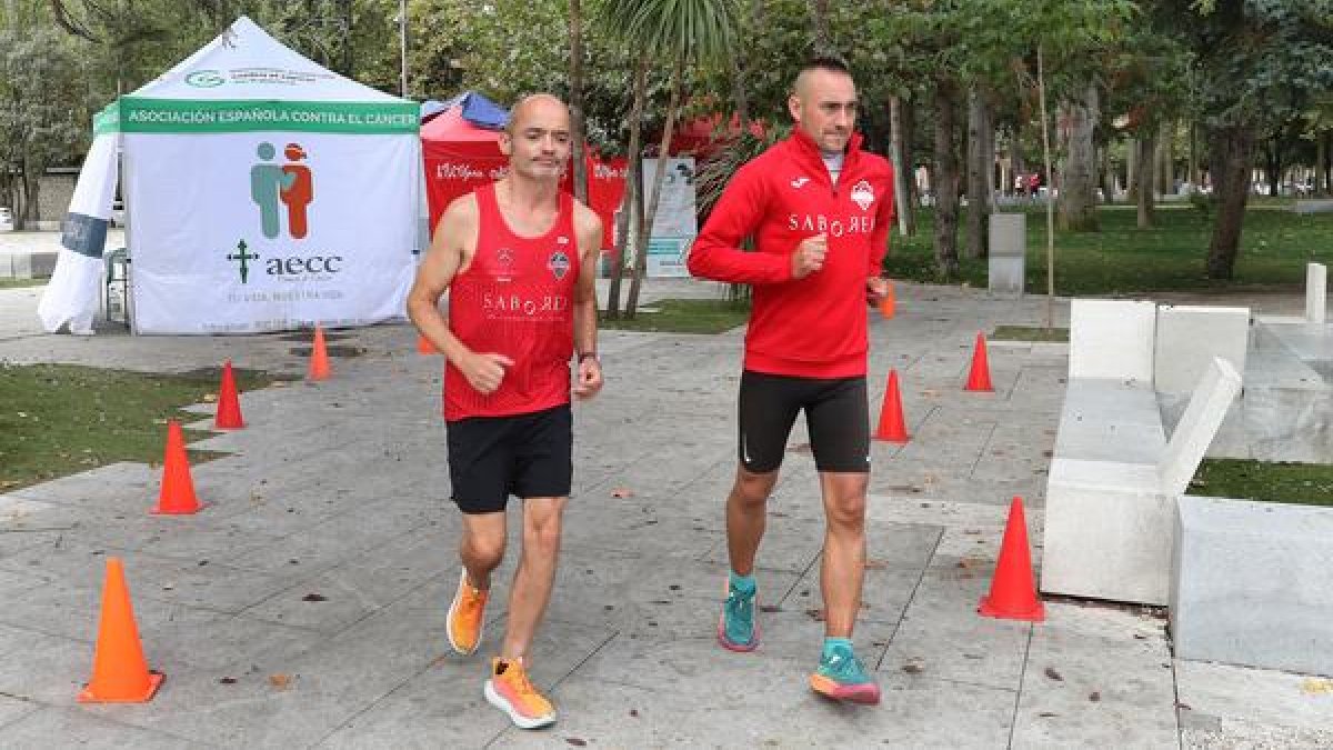 El atleta David Ontaneda también ultrafondista David Fernández (D) realizando el 