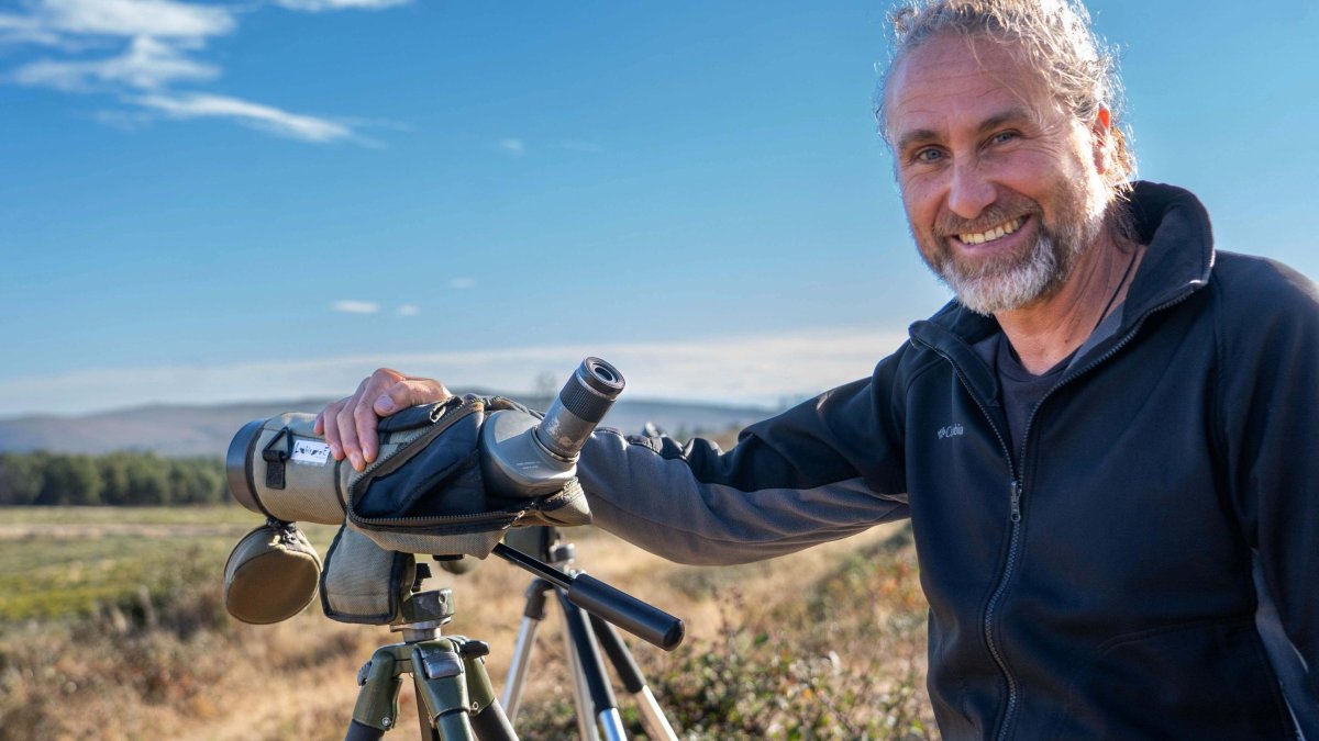 Carlos Soria, responsable de Lobisome Naturaleza, durante la observación de la berrea del ciervo en la Sierra de la Culebra (Zamora)
