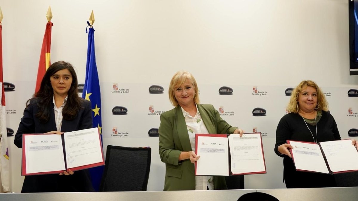 La consejera de Industria, Comercio y Empleo, Leticia García, firma con ATACyL y TRADECyL el II Acuerdo de la Mesa del Autónomo de Castilla y León