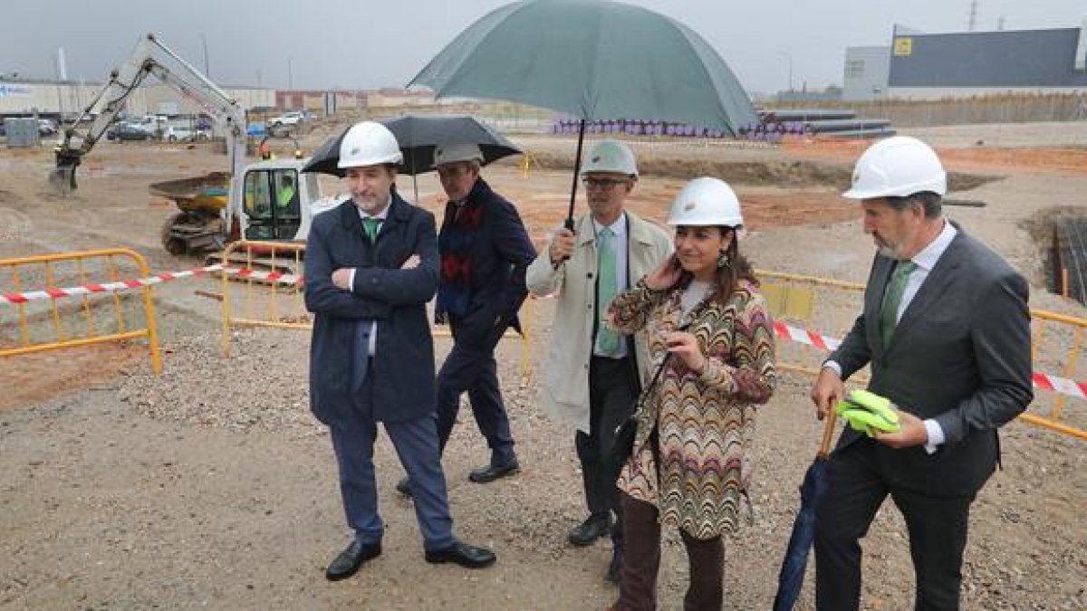 La alcaldesa Palencia, Miriam Andrés, acompañada del delegado de Iberdrola en Castilla y León, Miguel Calvo (C); y el responsable del proyecto, Javier Amores(I), durante la visita a las obras.