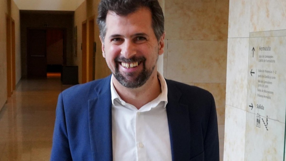 El portavoz socialista Luis Tudanca en el Pleno de las Cortes.