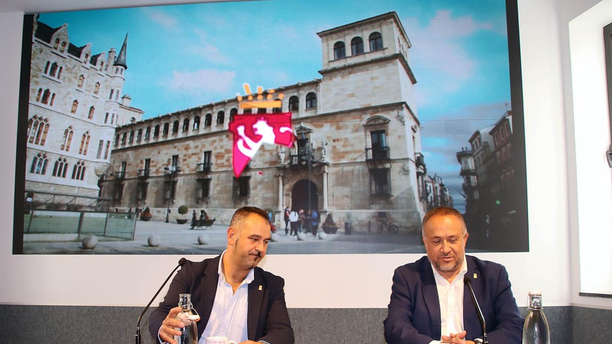 El diputado de Cultura, Arte y Patrimonio, Emilio Martínez, y el presidente de la Diputación de León, Gerardo Álvarez Courel, presentan una nueva convocatoria del 'Programa R' de restauración del patrimonio leonés