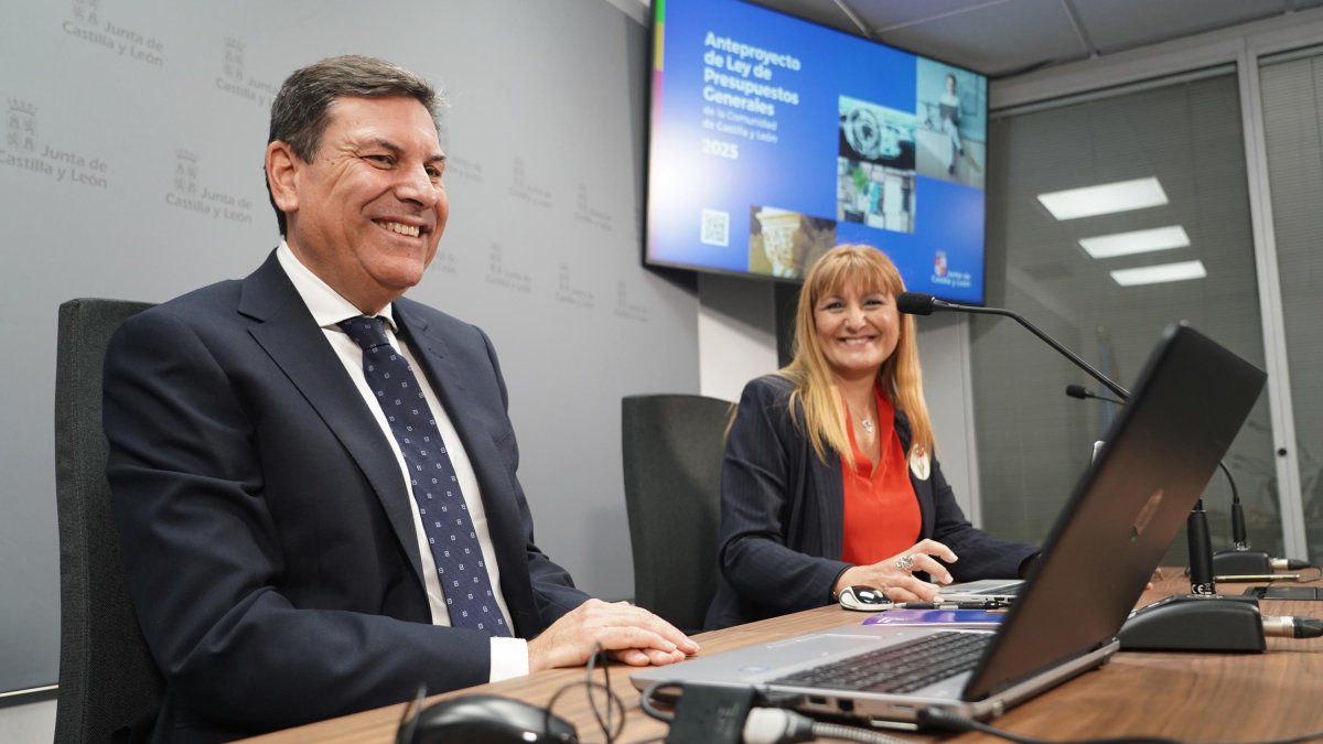 El consejero de Economía y Hacienda y portavoz, Carlos Fernández Carriedo, analiza el anteproyecto de Ley de Presupuestos.