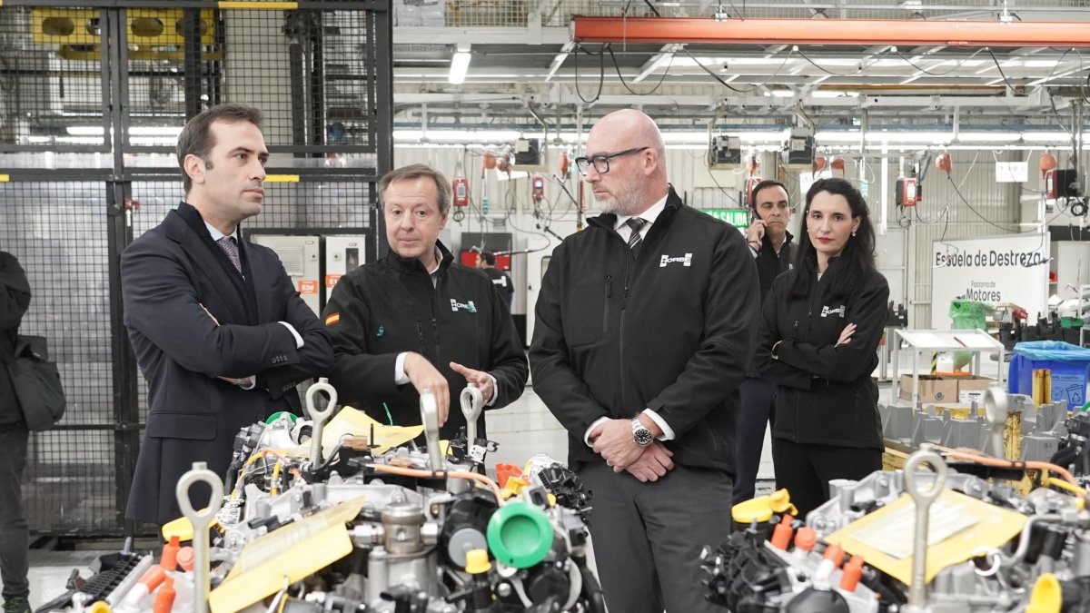 El ministro de Economía, Comercio y Empresa, Carlos Cuerpo, durante la visita a la planta de Horse en Valladolid.