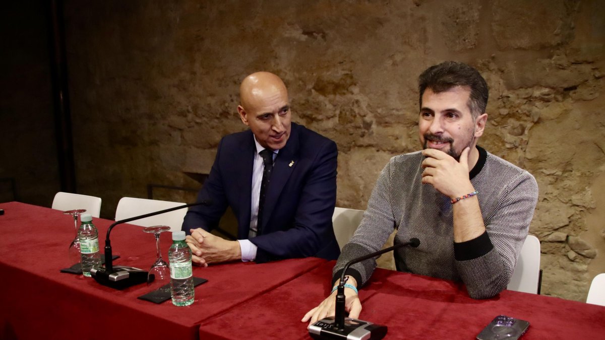 El alcalde de León, José Antonio Diez, y Luis Tudanca, en la asamblea de este viernes en la agrupación socialista de la capital leonesa