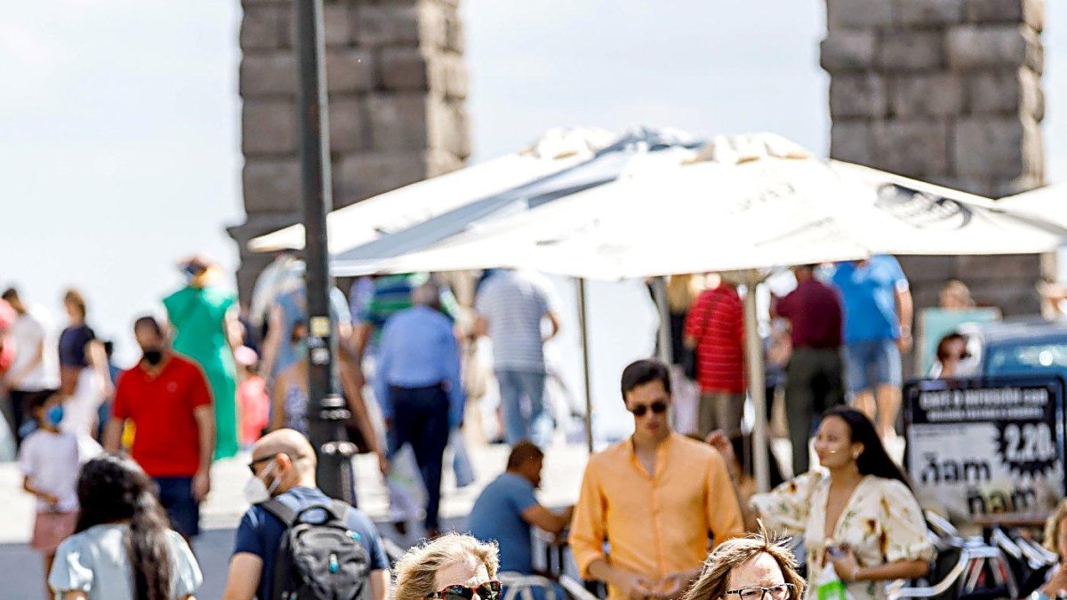  Transeúntes paseando por Segovia