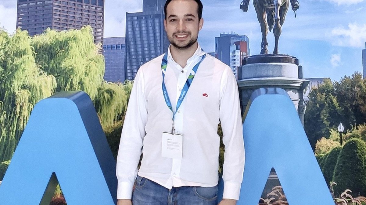 El médico leonés Héctor Perandones González en el Congreso Americano de Dermatología.