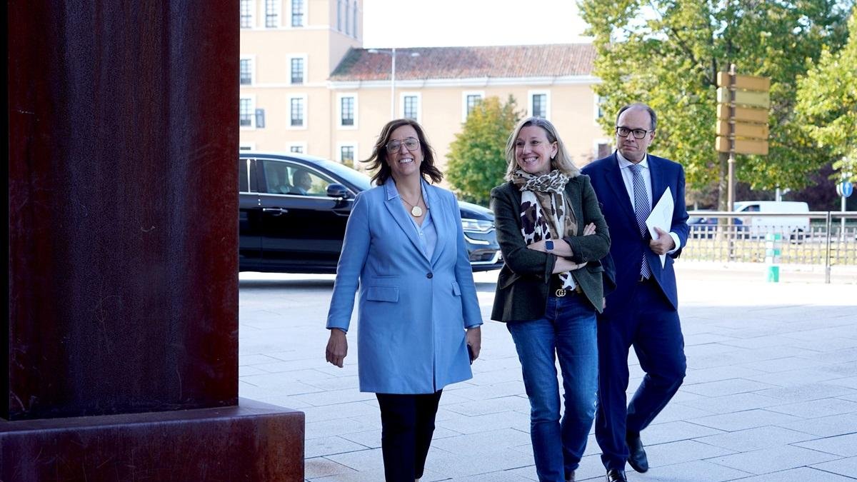 La presidenta de la FRMP Ángeles Armisén, y la vicepresidenta de la Junta, Isabel Blanco.