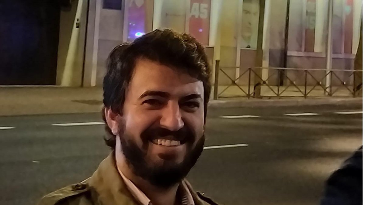 Juan García-Gallardo ante la sede del PSOE en Ferraz