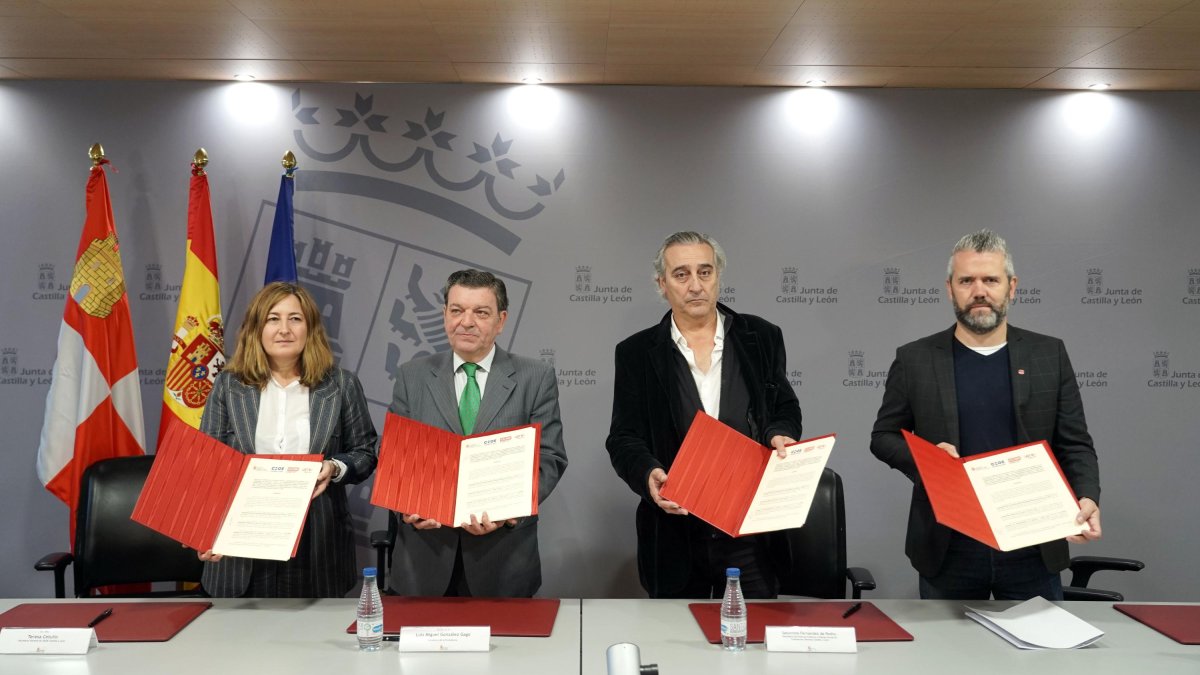 La secretaria general autonómica de la CEOE, María Teresa Cetulio, el consejero de la Presidencia, Luis Miguel González Gago, el secretario autonómico de Políticas Públicas y Diálogo Social de CCOO, Saturnino Fernández, y el secretario autonómico de Acción Sindical de UGT, Raúl Santa Eufemia.