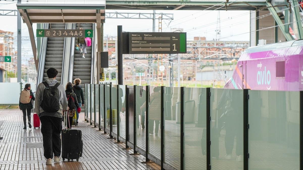 Pasajeros en una estación de tren, en una imagen de archivo.