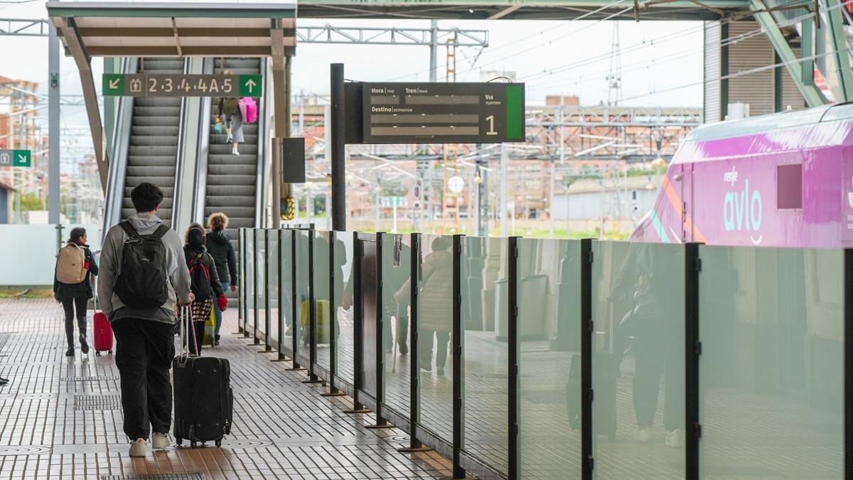 Pasajeros en una estación de tren, en una imagen de archivo.