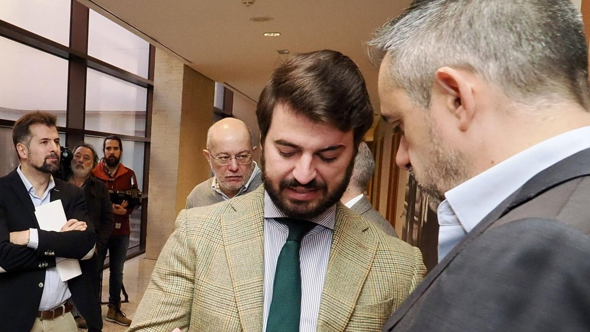 Juan García-Gallardo y David Hierro antes de la Junta de Portavoces de este jueves.