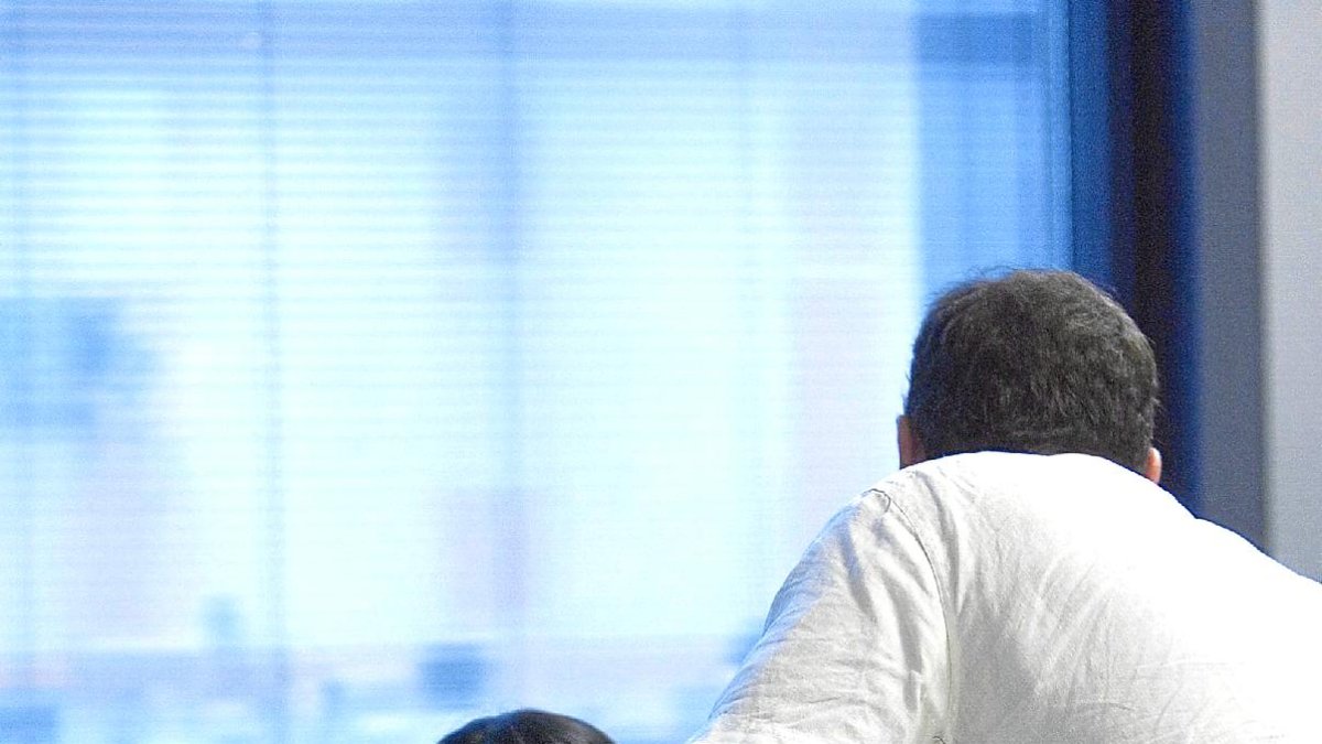 Dos trabajadores en una oficina. 