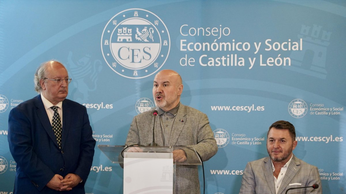 El presidente del Consejo Económico y Social (CES) de Castilla y León, Enrique Cabero, el presidente nacional de Cermi, Luis Cayo, y el presidente de la Plataforma del Tercer Sector de la Comunidad, Francisco J. Sardón, durante la jornada 'Presente y futuro de las entidades del tercer sector'.