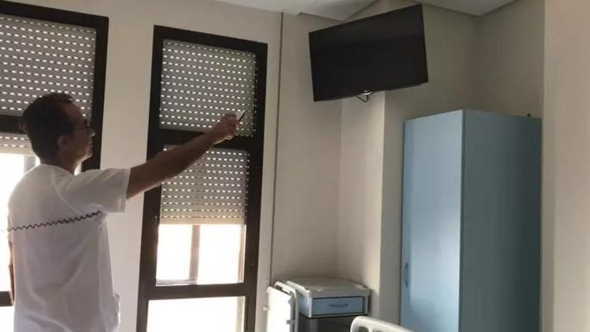 Un paciente usa la televisión de un hospital, en una imagen de archivo