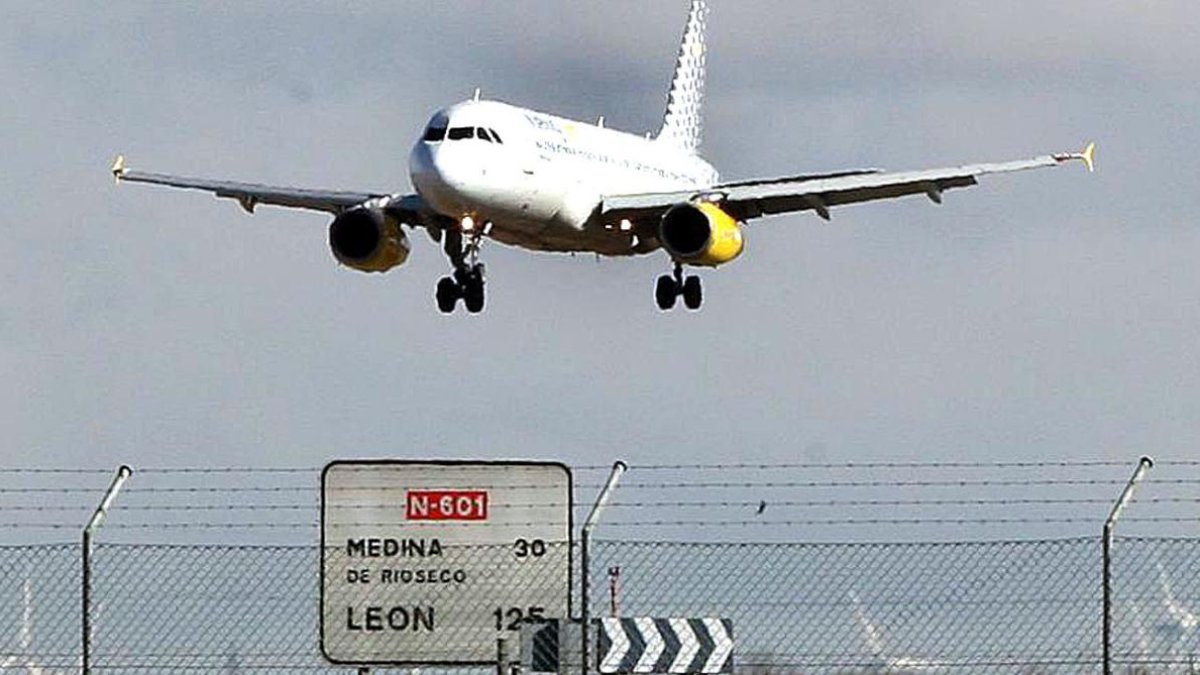 Imagen de archivo de un avión en el aeropuerto de Villanubla