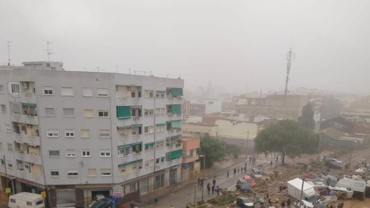 Estado de un paso a nivel de Alfafar, un municipio de Valencia, tras la DANA.