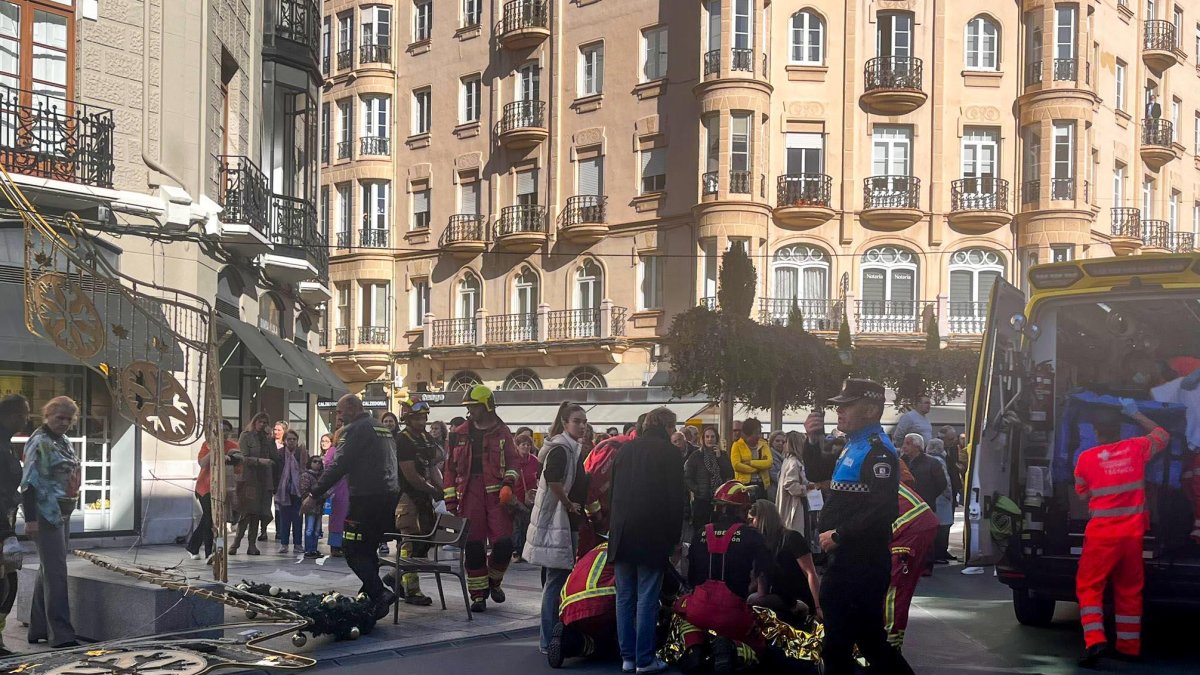 Cae un arco de iluminación navideña y alcanza a un peatón en el centro de León.