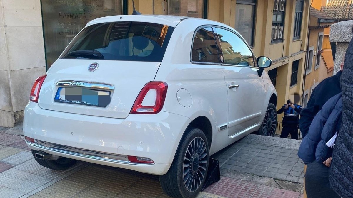 El coche encajado en las escaleras al confundir la entrada al parking