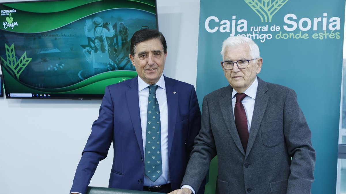 El presidente de la Caja Rural de Soria, Carlos Martínex, junto con el directo de la Fundación Científica, Juan Manuel Ruiz Liso.