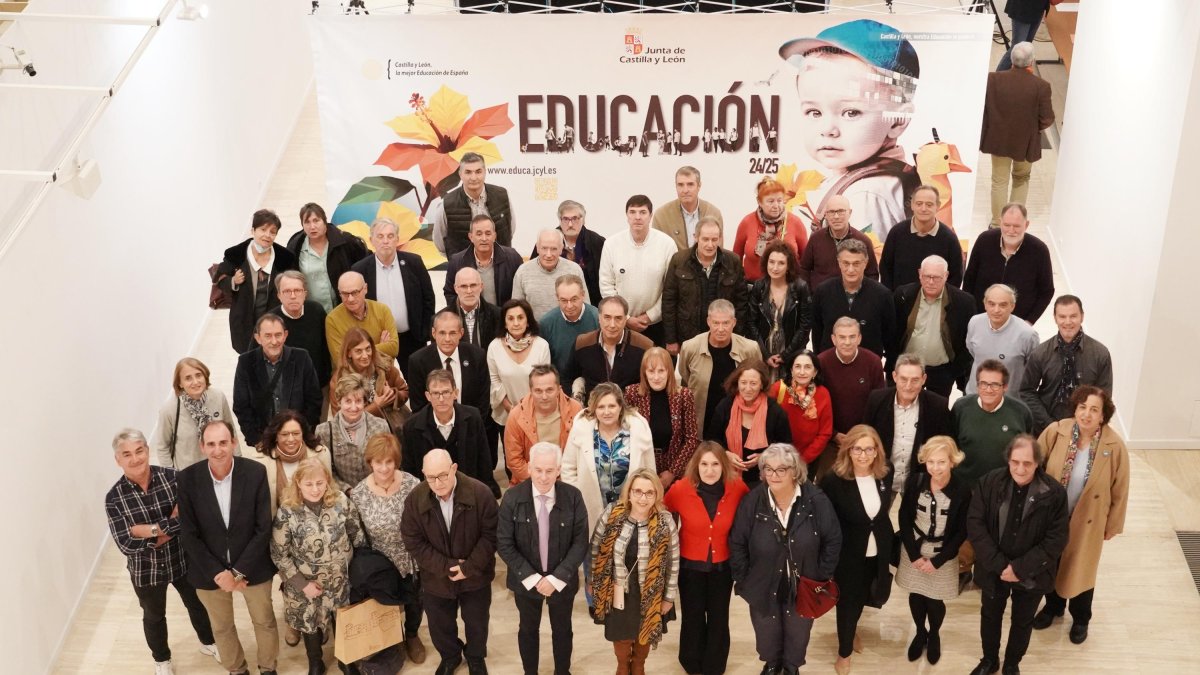 La consejera de Educación, Rocío Lucas, preside la entrega de diplomas a los Profesores Honoríficos 2024-2025.