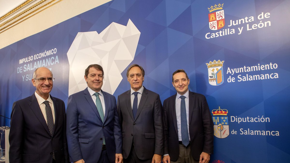 El presidente de la Junta de Castilla y León, Alfonso Fernández Mañueco, participa junto al alcalde de Salamanca, en la firma del segundo protocolo interinstitucional para el impulso del proyecto