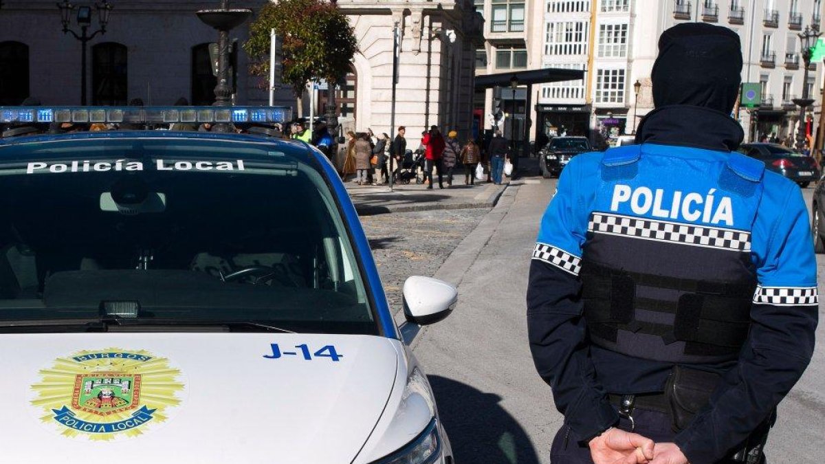 Un agente de la Policía Local de Burgos en una imagen de archivo.