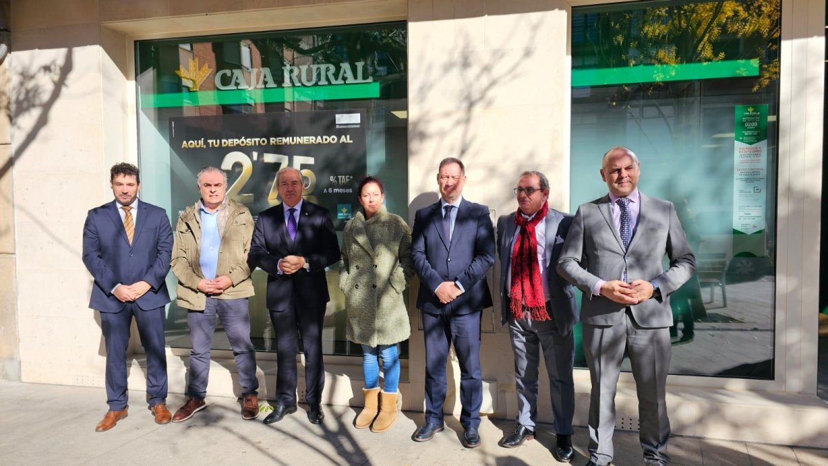 Caja Rural inaugura sus nuevas instalaciones en Astorga. En el centro de la imagen, Cipriano García, director general de Caja Rural, Carolina López, diputada de Derechos Sociales y Ángel Zorita, director de zona de Caja Rural, acompañados de autoridades.
