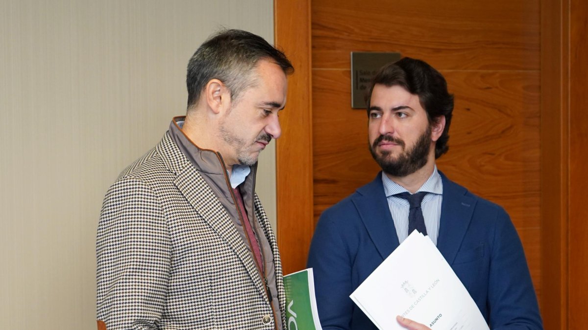 David Hierro y Juan García-Gallardo antes de la Junta de Portavoces