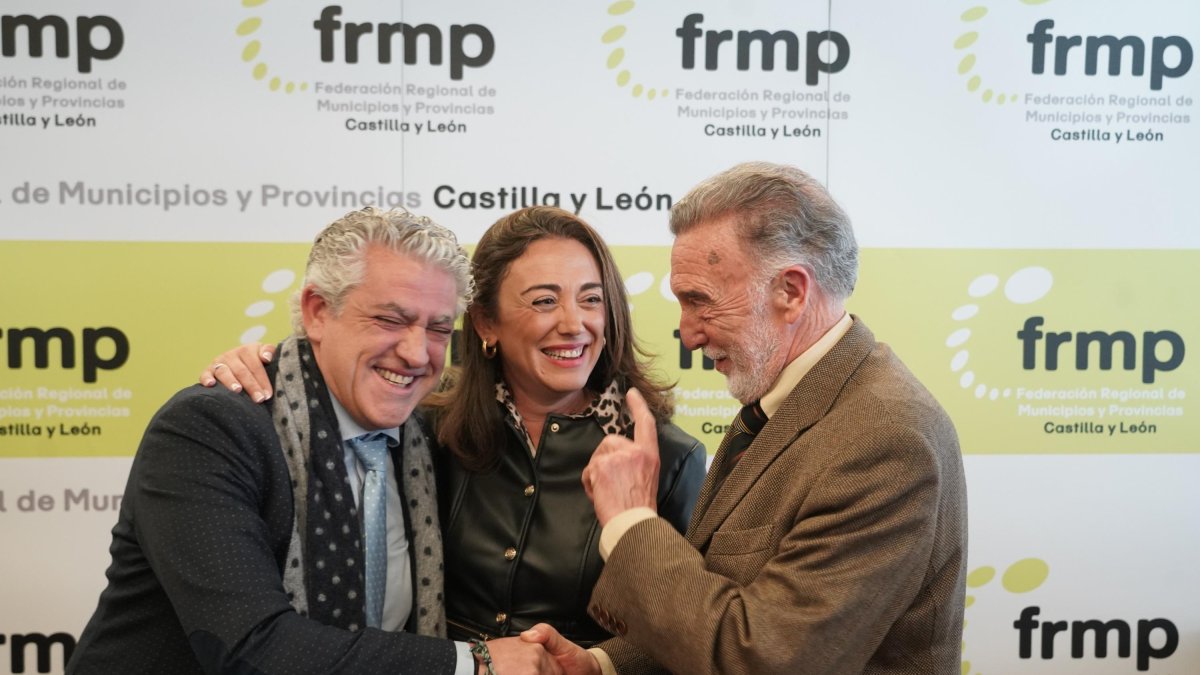La consejera de Agricultura, Ganadería y Desarrollo Rural, María González Corral, comparece en la Comisión de Agricultura, Ganadería y Desarrollo Rural de la FRMPCYL, junto al presidente de la Comisión, Miguel Alejo, y al vicepresidente de la Federación, José María Bravo