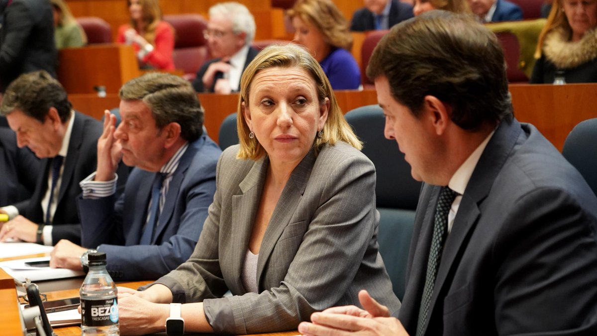 La consejera de Familia e Igualdad de Oportunidades, Isabel Blanco, y el presidente de la Junta, Alfonso Fernández Mañueco.