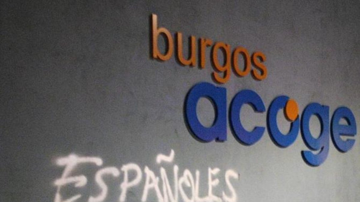 Pintada xenófoba en la sede de Accem en Burgos