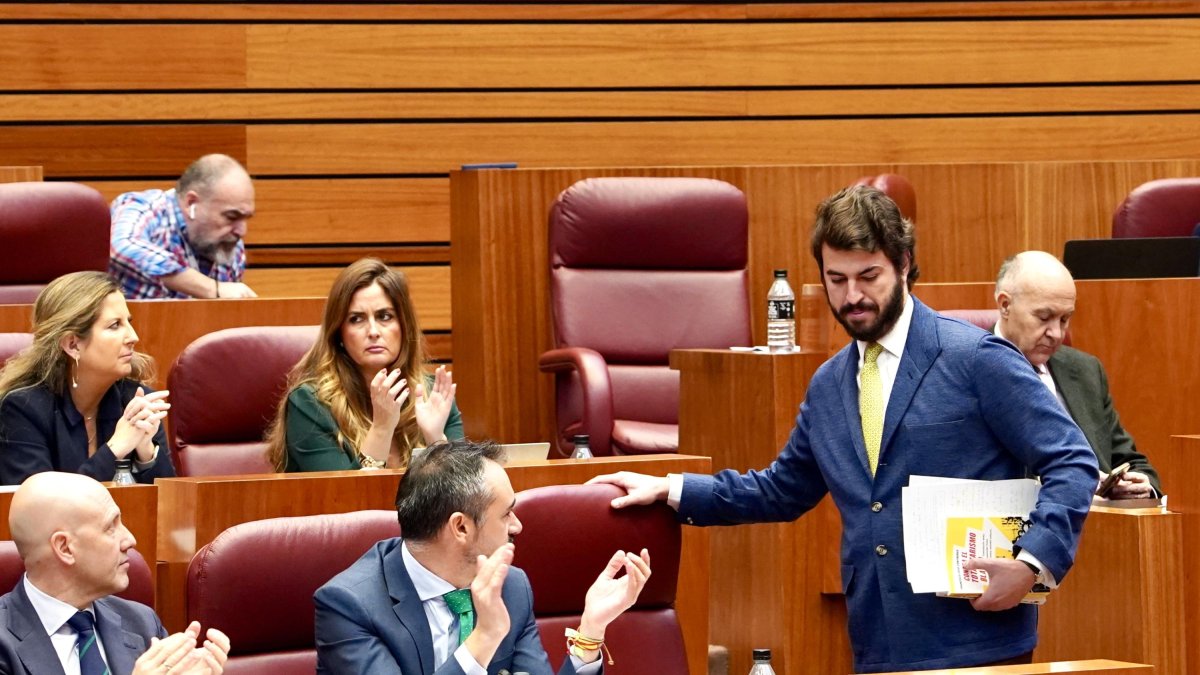 El portavoz de Vox, Juan García-Gallardo, recibe el aplauso de su grupo tras su intervención en el Pleno de las Cortes.