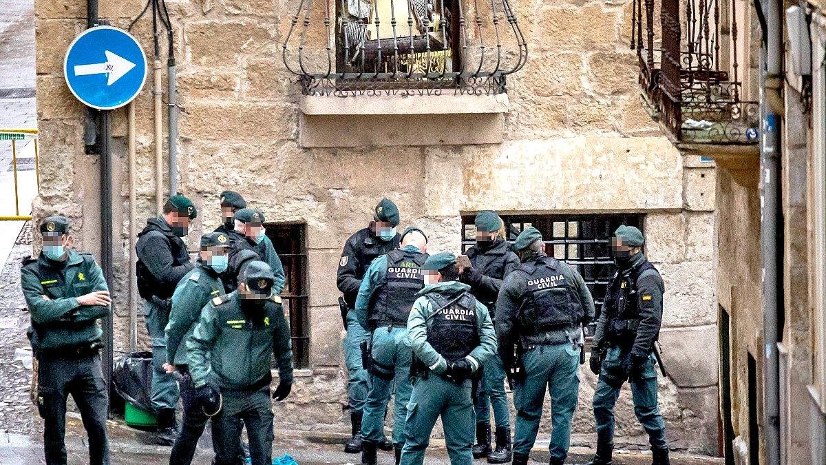 Efectivos de la Guardia Civil en en lugar del suceso, donde falleció un varón por herida de arma blanca. ICAL