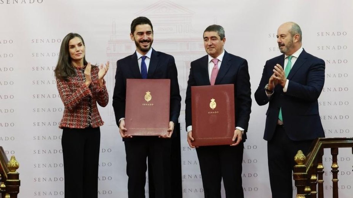 La Reina Letizia, Juanma Lamet, Pablo Lago y Pedro Rollán, en la entrega de los premios Luis Carandell en el Senado.