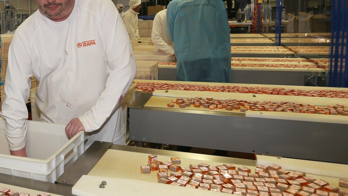 Imagen de archivo de un trabajador de Trapa en el interior de la fábrica palentina.