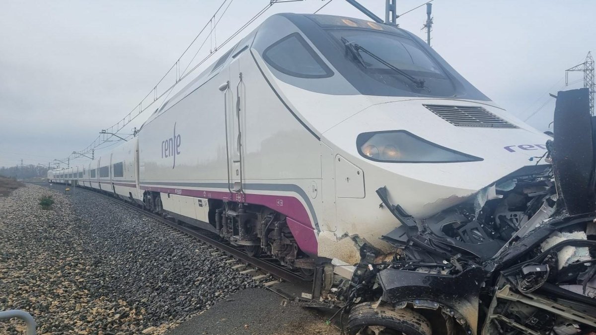Estado del vehículo tras ser arrollado por el Alvia en Palencia